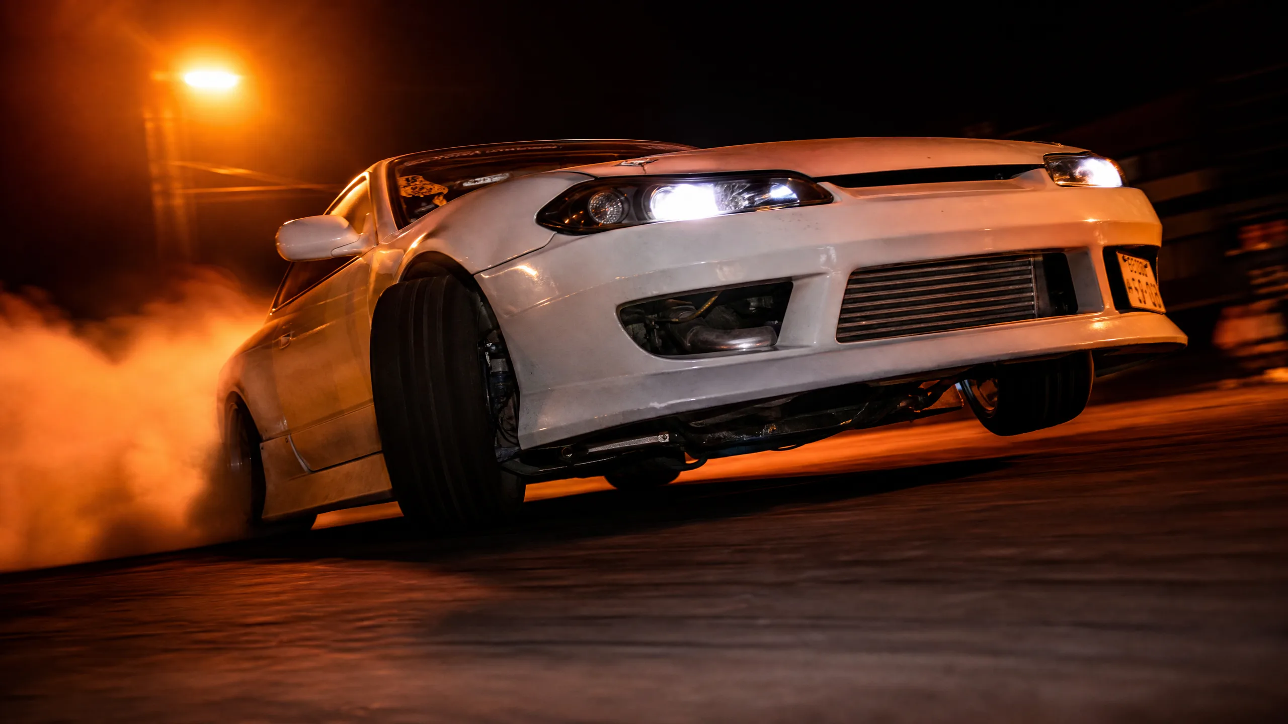 漂移中的白﻿色‍S15大角度特写